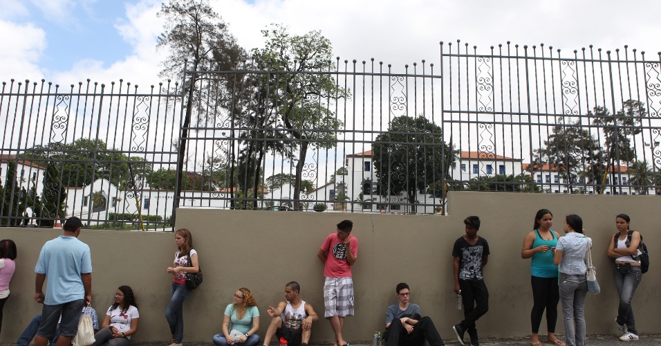 26.out.2013 - Alunos chegam a  PUC Minas, na região noroeste da capital, para prova do Enem (Exame Nacional do Ensino Médio)