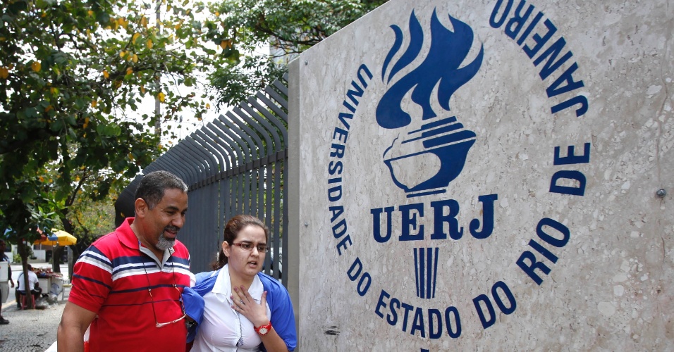 26.out.2013 - Candidatos correm para não perder a prova durante o primeiro dia das provas do Enem na UERJ (Universidade Estadual do Rio de Janeiro)