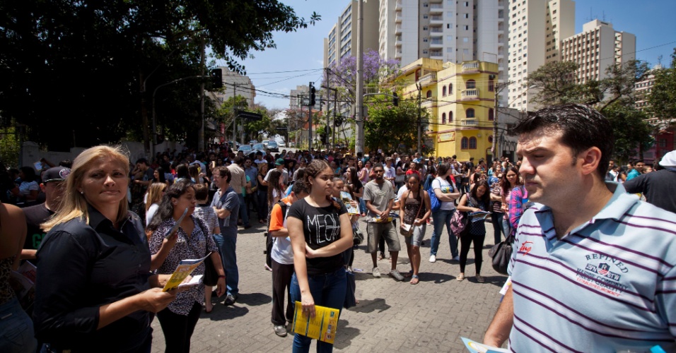 27.out.2013 - Candidatos chegam ao local de prova na PUC Minas, em Belo Horizonte, para o segundo dia de provas do Enem