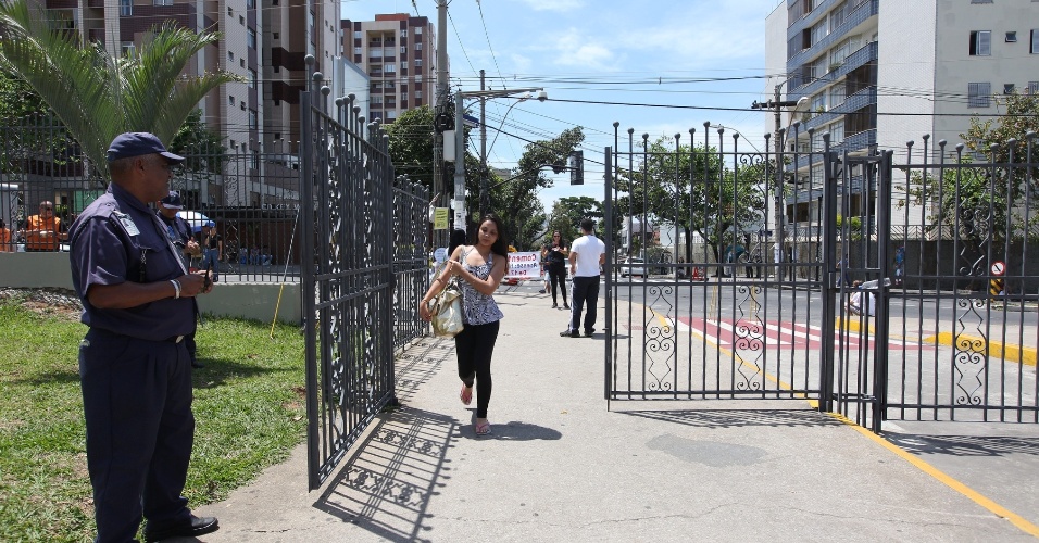 27.out.2013 - Candidatos chegam ao local de prova na PUC Minas, em Belo Horizonte, para o segundo dia de provas do Enem