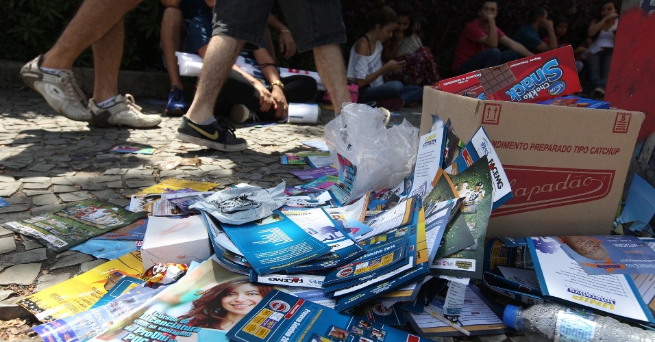 27.out.2013 - Papéis e folhetos espalhados na entrada da PUC Minas, em Belo Horizonte, onde candidatos fazem hoje o segundo dia de provas do Enem