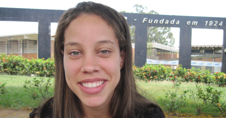 27.out.2013 - A estudante Paula Carolina Nogueira, 18, chegou cedo ao local de prova, em Ribeirão Preto (SP), porque desconhece o horário de circulação dos ônibus no domingo