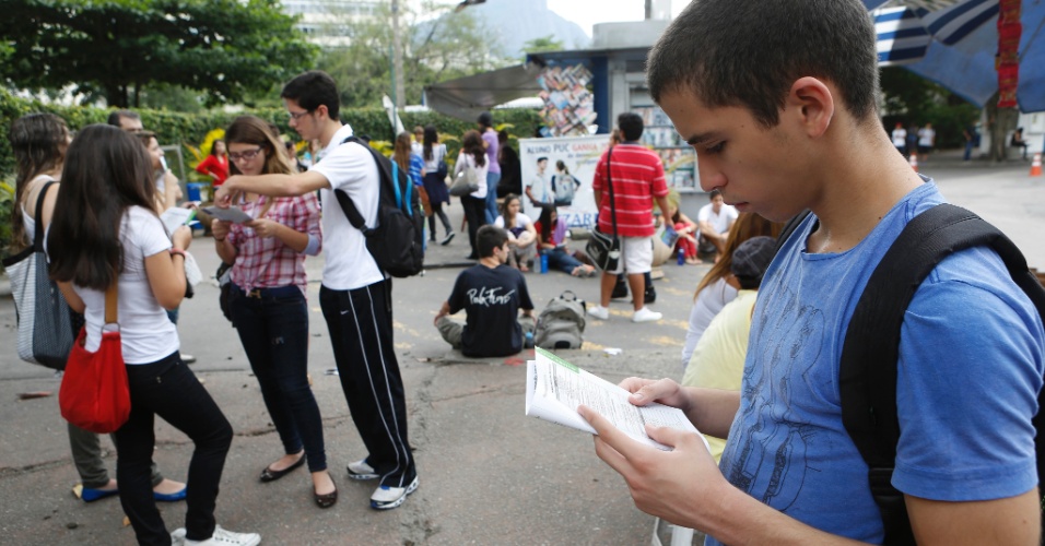 27.out.2013 - Candidatos aguardam o início do segundo dia de prova do Enem na PUC do Rio de Janeiro