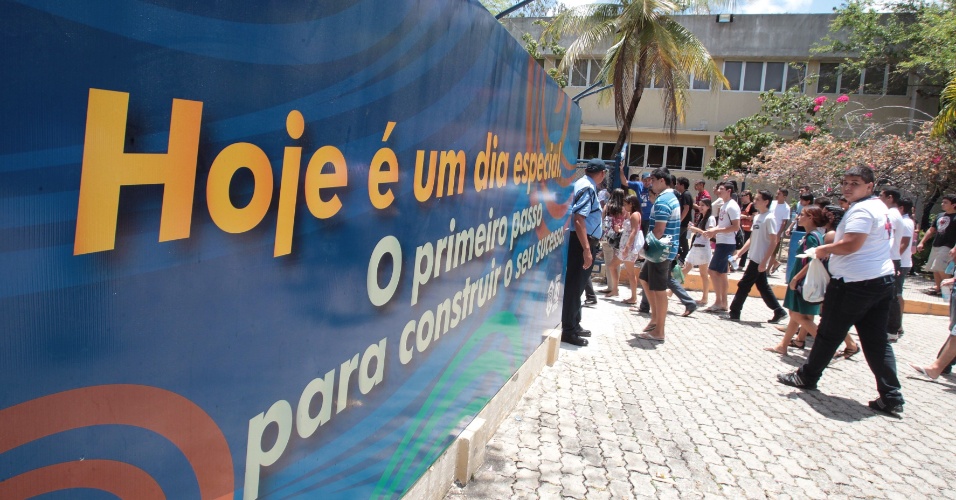 27.out.2013 - Candidatos chegam ao local de prova para o segundo dia do Enem no Campus da Unifor (Universidade de Fortaleza), no bairro Água Fria