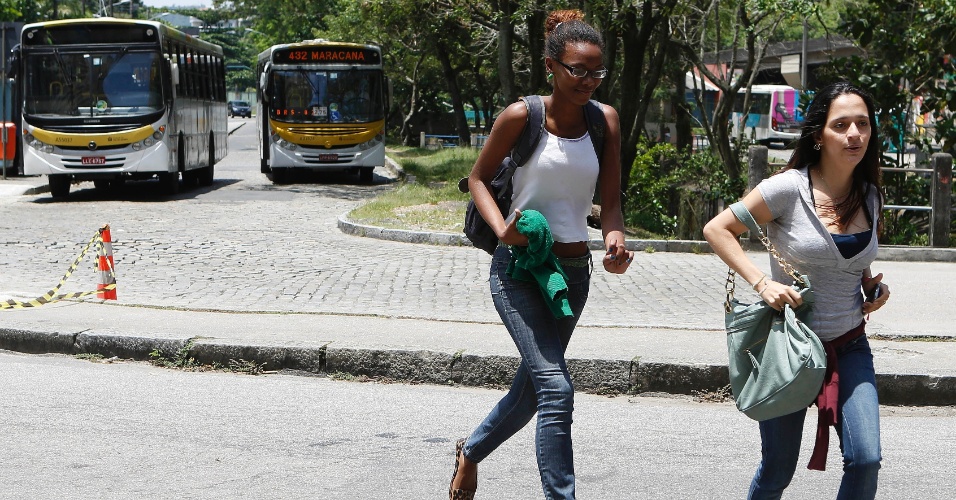 27.out.2013 - Candidatos correm para entrar na PUC do Rio de Janeiro no segundo dia de provas do Enem (Exame Nacional do Ensino Médio) 2013