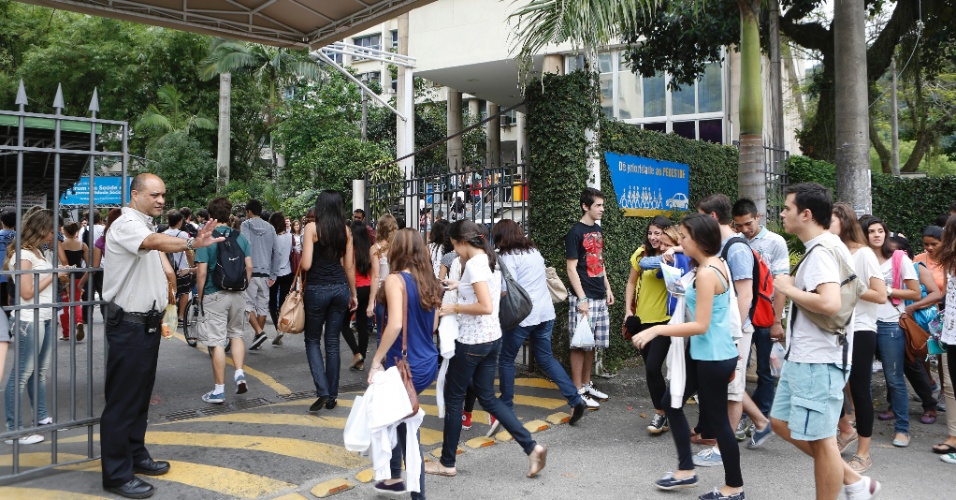 27.out.2013 - Candidatos correm para entrar na PUC do Rio de Janeiro no segundo dia de provas do Enem (Exame Nacional do Ensino Médio) 2013