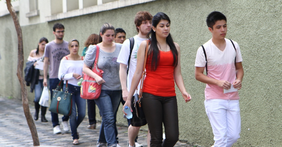 27.out.2013 - Candidatos entram em local de prova de Curitiba para o segundo dia do Enem (Exame Nacional do Ensino Médio) 2013