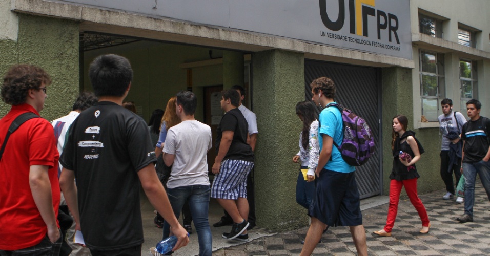 27.out.2013 - Candidatos entram em local de prova de Curitiba para o segundo dia do Enem (Exame Nacional do Ensino Médio) 2013