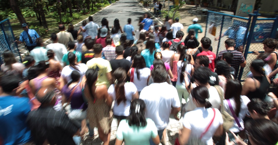27.out.2013 - Candidatos entram para o segundo dia de provas do Enem ao abrir os portões no Campus da Unifor (Universidade de Fortaleza), no bairro Água Fria