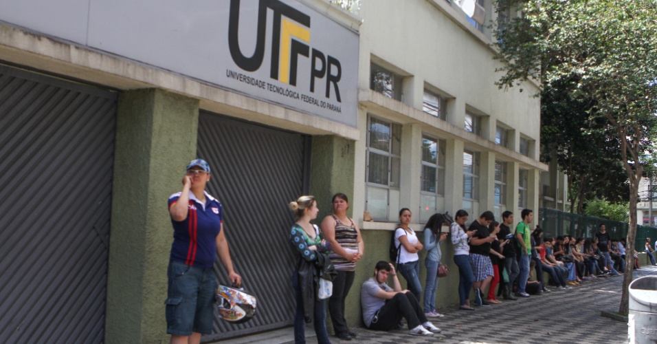 27.out.2013 - Candidatos fazem fila para aguardar a abertura dos portões para o segundo dia do Enem (Exame Nacional do Ensino Médio) 2013, em Curitiba