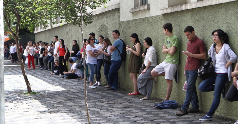 27.out.2013 - Candidatos fazem fila para aguardar a abertura dos portões para o segundo dia do Enem (Exame Nacional do Ensino Médio) 2013, em Curitiba