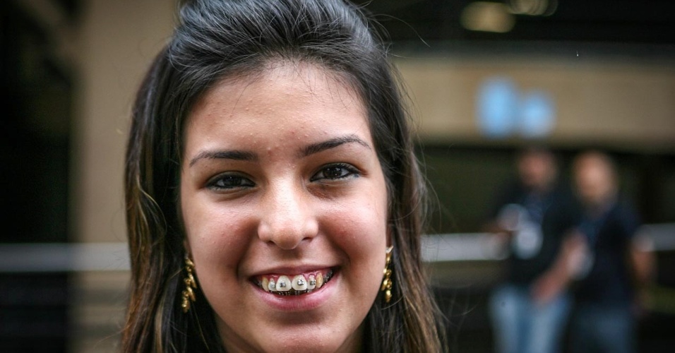 27.out.2013 - Fernanda Marinho, 18, foi uma das primeiras candidatas a deixar o local de prova no segundo dia do Enem, em unidade na Barra Funda, São Paulo