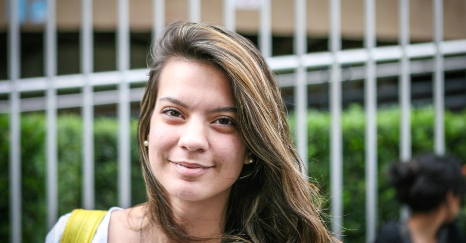 27.out.2013 - Fernanda Pelagio, 18, foi uma das primeiras candidatas a deixar local de prova no segundo dia do Enemm, em unidade na Barra Funda