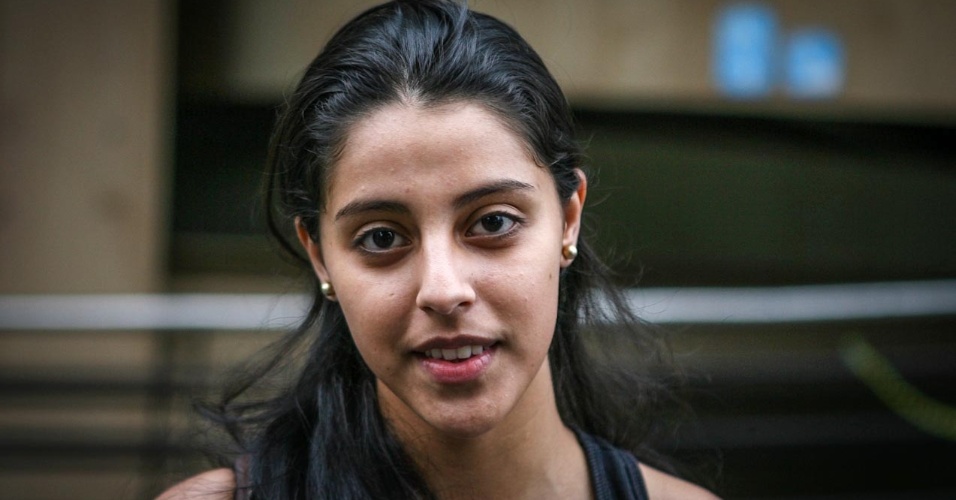 27.out.2013 - Fernanda Yasmin, 17, foi uma das primeiras candidatas a deixar o local de prova no segundo dia do Enem, em unidade na Barra Funda, São Paulo