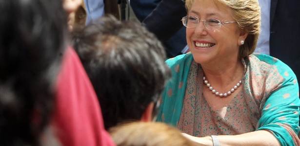Michelle Bachelet, candidata à presidência do Chile, acena para apoiadores - Mario Ruiz/Efe