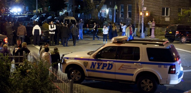 Policiais isolam área no entorno de residência no bairro do Brooklyn (NY, EUA), onde cinco foram mortos - Eduardo Munoz/Reuters