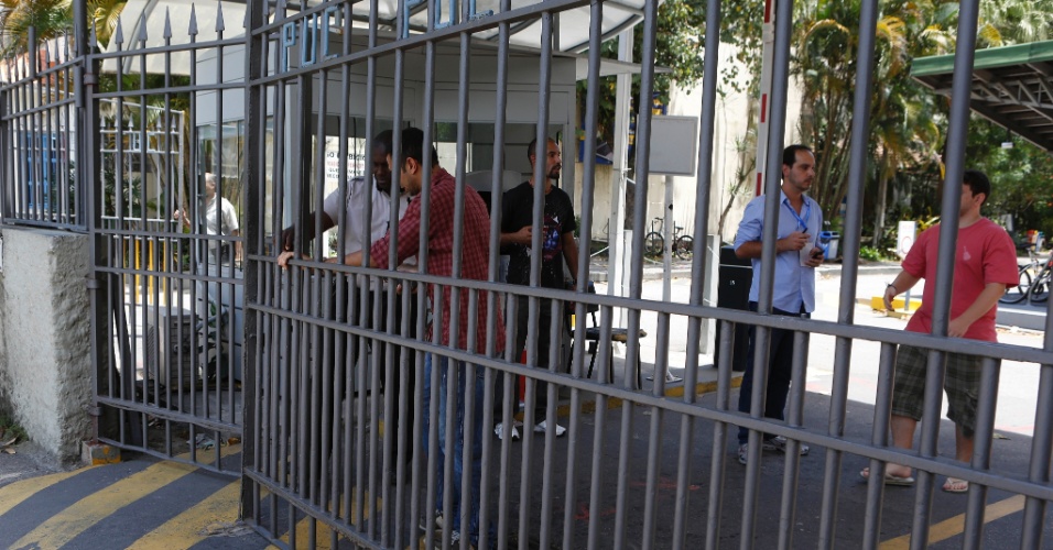 27.out.2013 - Portões da PUC do Rio de Janeiro são fechados para o segundo dia de provas do Enem (Exame Nacional do Ensino Médio) 2013