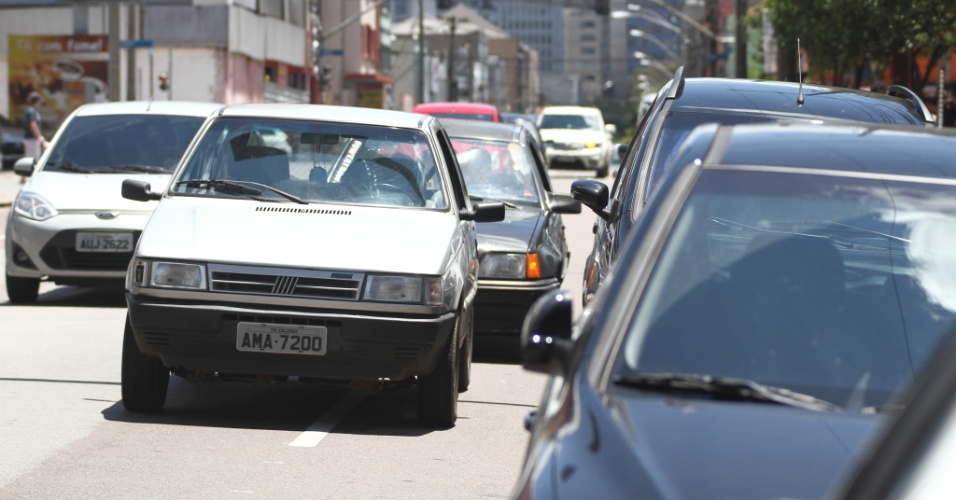 27.out.2013 - Trânsito em frente ao  local de prova de Curitiba para o segundo dia do Enem (Exame Nacional do Ensino Médio) 2013