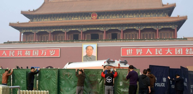 Agentes montam barreira na praça de Praça da Paz Celestial, em Pequim - Ed Jones/AFP