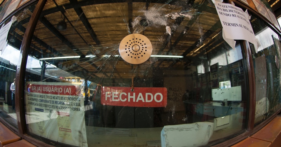 28.out.2013 - Instalações do terminal de ônibus Dom Pedro 2º, em São Paulo, e caixas eletrônicos do local ainda apresentam os sinais da depredação ocorrida durante o protesto organizado pelo Movimento Passe Livre na última sexta-feira (25)
