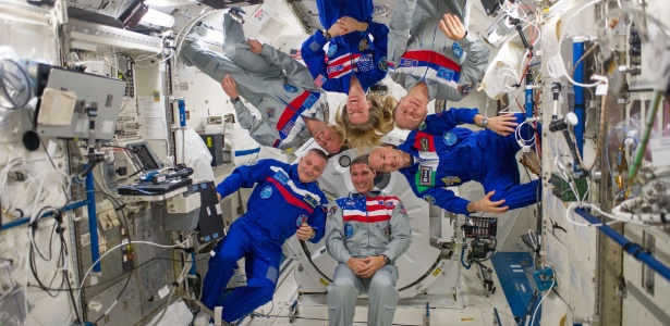 Astronautas brincam com a sensação de gravidade zero durante pose oficial da tripulação dentro do laboratório Kibo, da Estação Espacial Internacional - Nasa - 24.out.2013