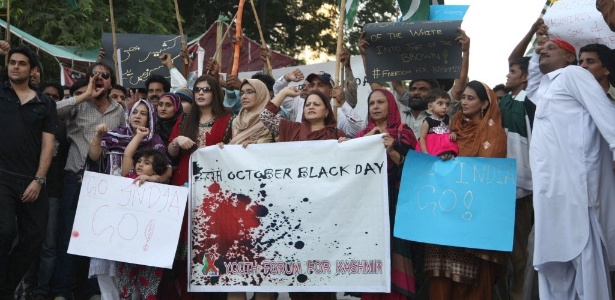 Protesto contra a Índia em Karachi, no Paquistão, marca o aniversário da chegada das tropas indianas à Caxemira, em 1947