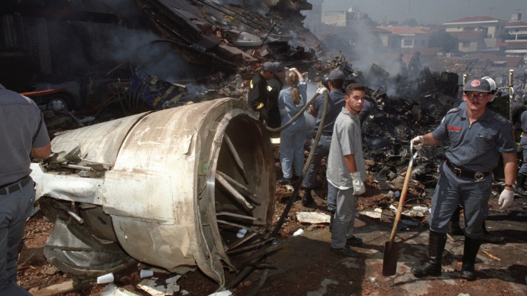 31.out.1996 - Bombeiros trabalham no local da queda de um Fokker 100 da TAM, voo 402, no bairro do Jabaquara, em São Paulo. Logo após decolar do aeroporto de Congonhas, o avião apresentou problemas, perdeu altitude, bateu em dois prédios e explodiu, matando 99 pessoas entre passageiros, tripulantes e moradores da região