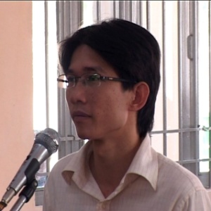 Ativista Dinh Nhat Uy em foto tirada durante seu julgamento; ele foi condenado a 15 meses de prisão por causa de comentários no Facebook  - EFE