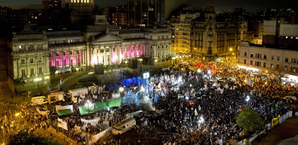 Argentinos se concentram em frente ao Congresso do Argentina, em Buenos Aires, durante protesto a favor da Lei de Meios - AFP