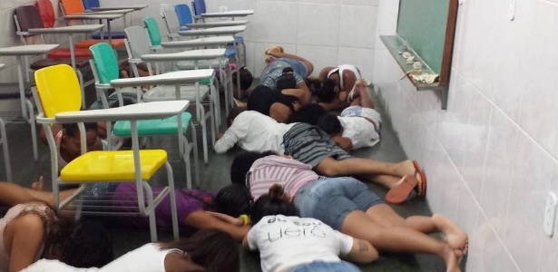 Fundadora da ONG Uerê Maré, Yvonne Bezerra de Mello fotografou crianças deitadas no chão da sala de aula de uma escola durante operação da PM - Divulgação/Facebook/Yvonne Bezerra de Mello