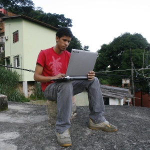 Imagem de 2009 mostra Raphael Cassimiro tentando acessar a internet em seu notebook no morro Santa Marta, no Rio de Janeiro; metade de moradores da favela tem acesso à rede em suas casas, segundo estudo do Data Popular - Rafael Andrade/Folhapress