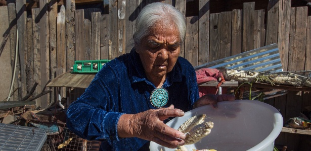 Nora Kaibetoney junta pedaços de milho seco para preparar prato típico dos navajo. Ela está entre os índios de sua etnia que buscam alento na Igreja Mórmon em tempos de desespero - Diego Robles/NYT