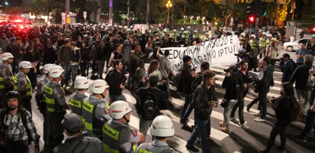 Manifestantes bloquearam os dois sentidos da avenida Paulista, nas imediações do Masp (Museu de Arte de São Paulo), na área central da capital, contra o reajuste do IPTU - Dario Oliveira/Futura Press/Estadão Conteúdo