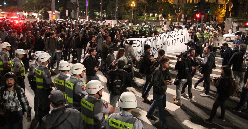 Reajuste Para Os Policiais De So Paulo Em 2016 | manifestantes protestam em frente 224 casa de haddad e na Reajuste Para Os Policiais De So Paulo Em 2016 | manifestantes protestam em frente 224 casa de haddad e na