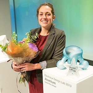 Luiza Silva, 24, durante evento de premiação, realizado na Suécia em 16 de outubro. À direita, o protótipo da impressora 3D para produção de comida - Divulgação/Electrolux