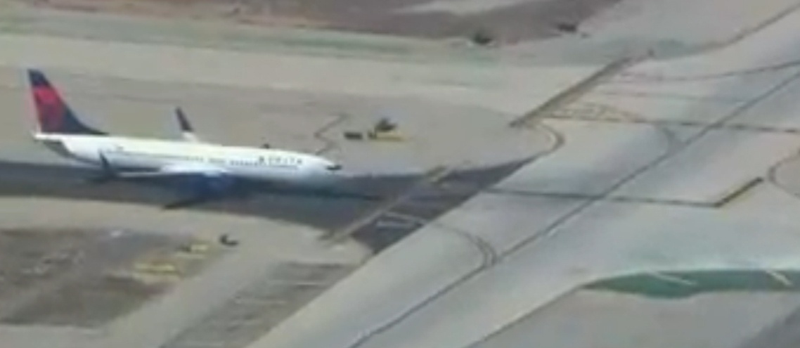 1º.nov.2013 - Aeronaves são vistas na pista de pouso e decolagem do aeroporto internacional de Los Angeles, nos Estados Unidos, que precisou ser evacuado na manhã desta sexta-feira (1) após um tiroteio no Terminal 3. Um homem teria disparado com um fuzil e pelo menos três pessoas teriam ficado feridas, entre eles um agente federal - Reprodução