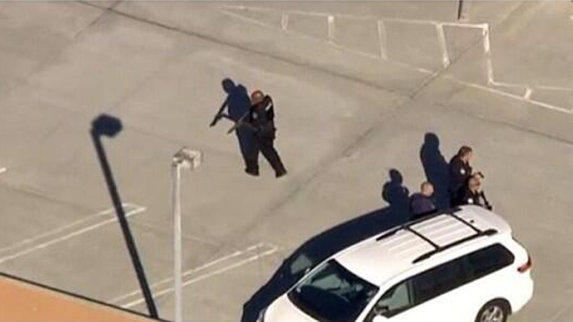 1º.nov.2013 - Agentes armados são vistos no aeroporto Internacional de Los Angeles, nesta sexta-feira (1), após tiroteio no Terminal 3. Um homem teria disparado com um fuzil e pelo menos três pessoas teriam ficado feridas, entre eles um agente federal. O terminal foi evacuado - Los Angeles Police Department/AFP