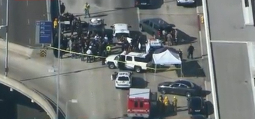 1º.nov.2013 - O aeroporto internacional de Los Angeles, nos Estados Unidos, foi evacuado na manhã desta sexta-feira (1) após um tiroteio no Terminal 3. Um homem teria disparado com um fuzil e pelo menos três pessoas teriam ficado feridas, entre eles um agente federal - Reprodução