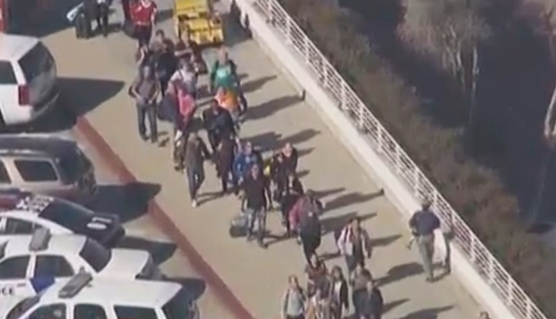 1º.nov.2013 - Pessoas deixam o aeroporto internacional de Los Angeles, nos Estados Unidos, que foi evacuado na manhã desta sexta-feira (1) após um tiroteio no Terminal 3. Um homem teria disparado com um fuzil e pelo menos três pessoas teriam ficado feridas, entre eles um agente federal - Reprodução