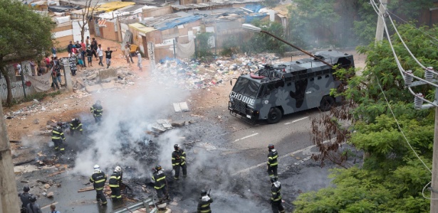 Policiais do Choque retiram barricadas montadas pelos moradores - Rodrigo Gazzanel/Futura Press/Estadão Conteúdo 