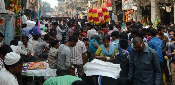 O trânsito e a movimentação caótica de pedestres não impedem que as corridas de rua proliferem na Índia - Raveendran/AFP