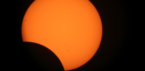 Eclipse solar parcial é visto em West Bank, em Ramallah, em novembro de 2013 - Xinhua/Fadi Arouri