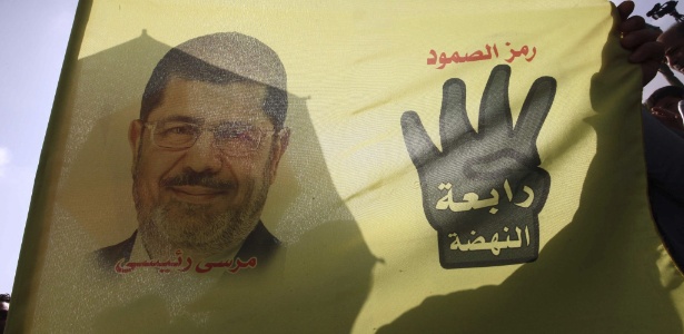 Bandeira em apoio a Mohammed Mursi é hasteada do lado de fora do local do julgamento - Khaled Elfiqi/Efe