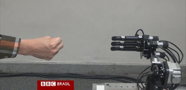 Tecnicamente, o robô trapaceia pois reage extremamente rápido ao que a mão humana está fazendo - Reprodução/BBC