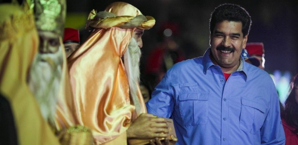 O presidente da Venezuela, Nicolás Maduro, participa da abertura da Feira de Natal 2013, em Caracas, na qual anunciou a assinatura de um decreto antecipando o Natal para novembro - 1º.nov.2013 - Xinhua