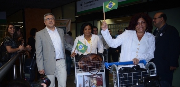 Grupo de 215 médicos cubanos desembarca  no Aeroporto Presidente Juscelino Kubitschek, em  Brasília. Eles foram recebidos pelo ministro da Saúde, Alexandre Padilha (à esq.) - José Cruz / Agência Brasil