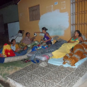 Moradores do município de Pedra Preta, a 115 km de Natal (RN), acampam na frente de suas casas, temendo desabamentos - Pedra Preta em Ação