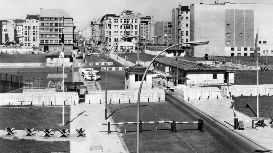 Checkpoint Charlie em 1965; o local era um ponto de passagem entre a Berlin Oriental e Ocidental - AFP
