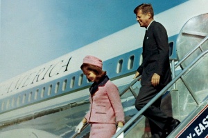 John F. Kennedy, então presidente dos EUA, e sua mulher, Jacqueline Kennedy, desembarcam em aeroporto de Dallas, no Texas (EUA), no dia 22 de novembro de 1963. A foto foi tirada cerca de uma hora antes do assassinato de Kennedy - Reuters