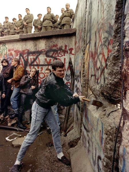 Policiais observam pessoas quebrando o muro (1989) - David Brauchli/REUTERS